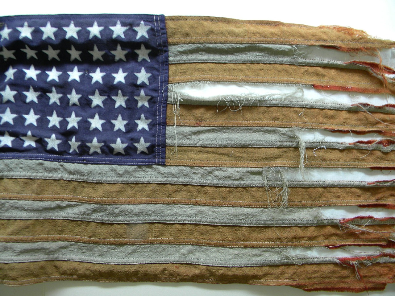 tattered-flag-432580_1280